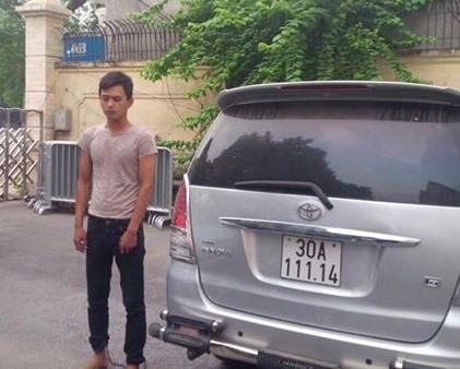 Tấn và chiếc xe trộm ở Tuyên Quang tại cơ quan cảnh sát