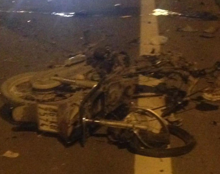 Chiếc xe máy bẹp rúm sau khi va chạm với xế hộp trên đại lộ Thăng Long. Ảnh: Otofun.