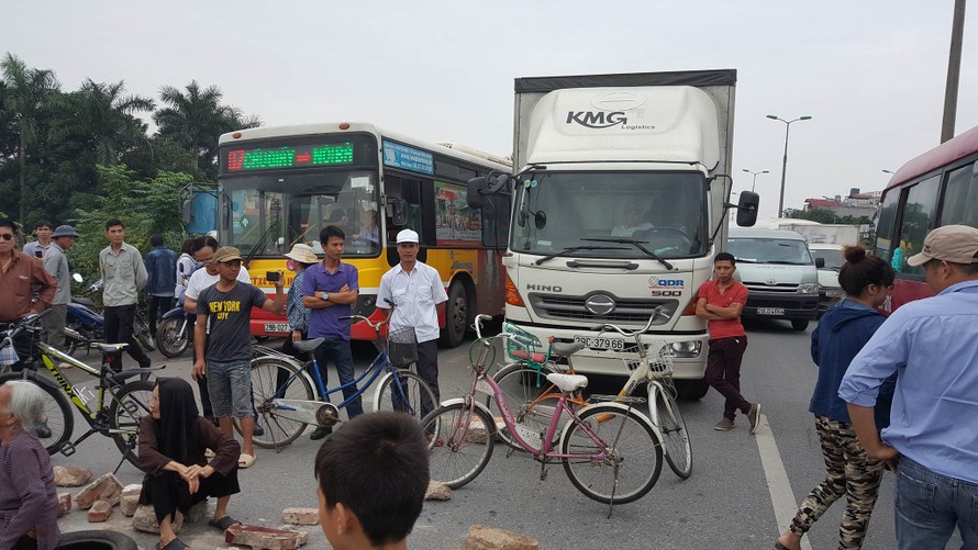 Hàng chục người dân xã Nam Hồng (Đông Anh, Hà Nội) chặn cao tốc Bắc Thăng Long - Nội Bài sáng 8/11. Ảnh: Minh Tuấn.
