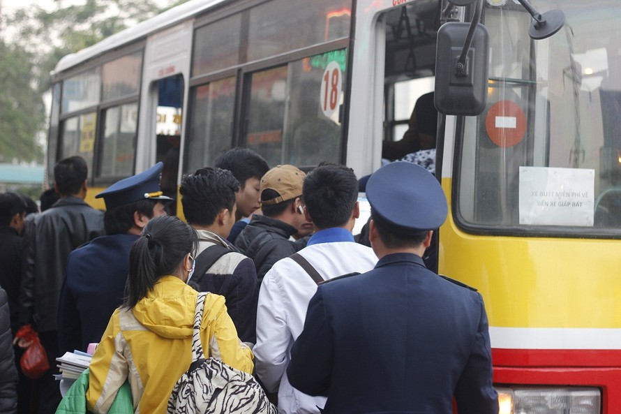 41 lượt xe buýt 'chữa cháy' cho bến Mỹ Đình