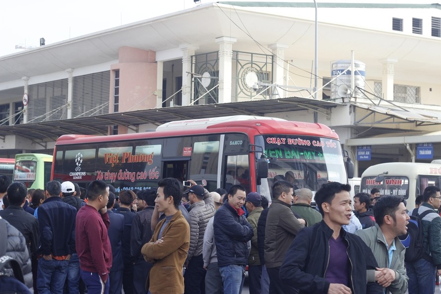 Hơn 50 lượt xe buýt miễn phí chở khách bị từ chối ở Mỹ Đình