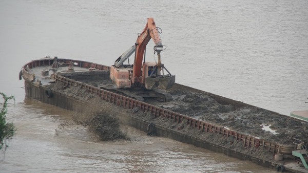 Vụ tàu xả thải xuống sông Hồng: Điều chuyển 3 CSGT