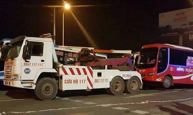 Cảnh sát dùng xe tải cẩu kéo xe khách phản đối phân luồng