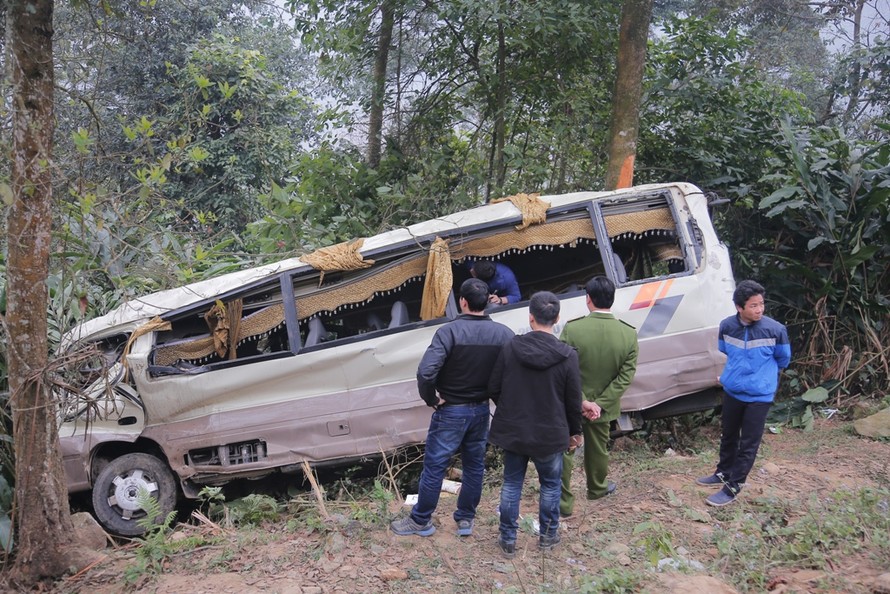 Cảnh sát khám nghiệm ô tô lao xuống vực ở Lào Cai