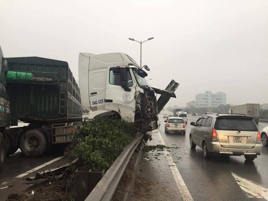 3 container mất lái trên cầu Thanh Trì, giao thông tê liệt