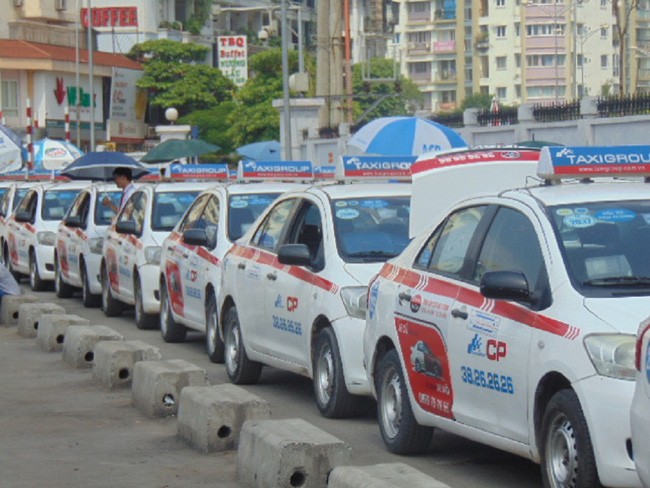 Cảnh sát phạt hơn 1.100 tài xế taxi dừng đỗ sai quy định