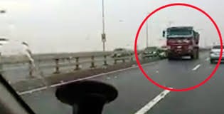 Tước bằng lái tài xế xe tải đi ngược chiều trên đại lộ Thăng Long