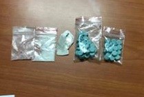 Kiểm tra tại chỗ, cảnh sát phát hiện trong túi quần T. 3 gói nylon chứa tinh thể nghi ma túy đá và hàng chục viên nghi là thuốc lắc.