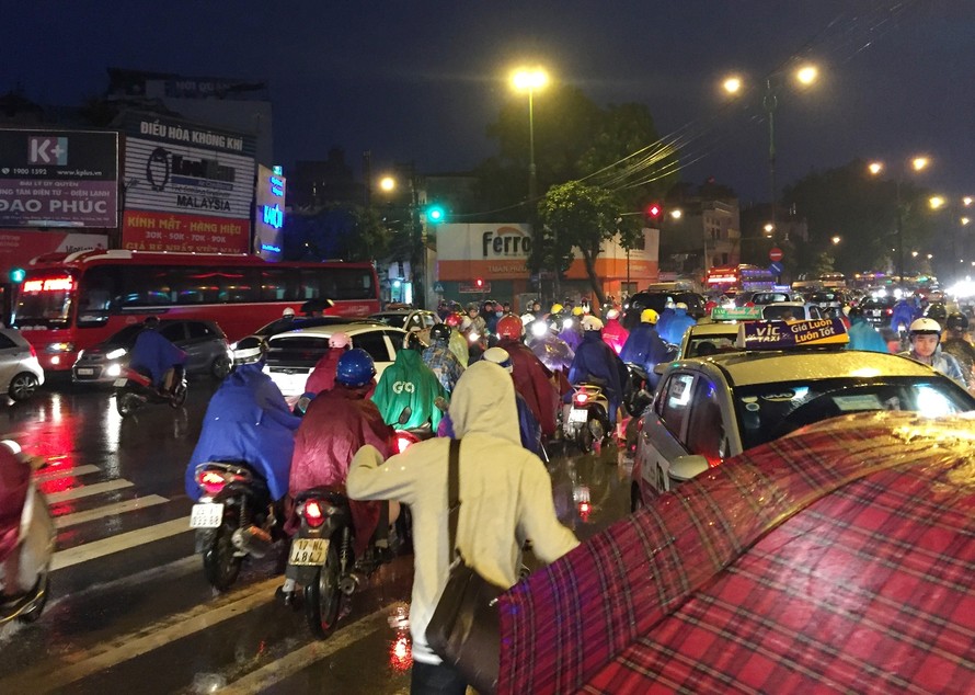 Giao thông tê liệt, hỗn loạn sau cơn mưa kéo dài ở Hà Nội