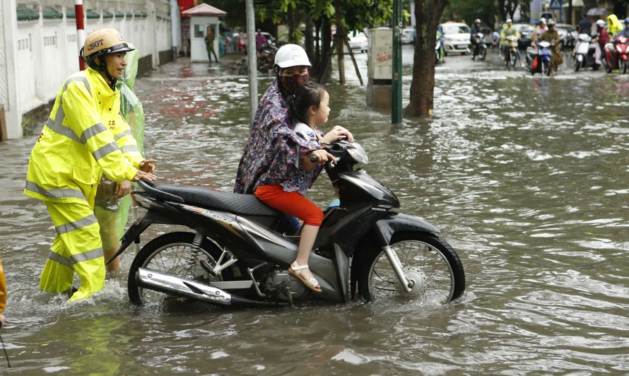 22 'điểm đen' ngập úng ở Hà Nội sau cơn mưa trút nước 