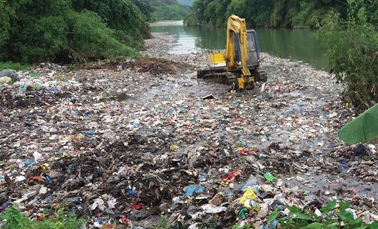 Chiếc máy xúc cào rác xuống suối tại xã Tân Quang (Bắc Quang, Hà Giang).