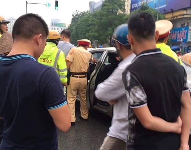 Cảnh sát truy đuổi, bắt giữ tài xế Nguyễn Hữu Đạt trên phố. 