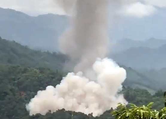 Cột khói xuất hiện sau tiếng nổ lớn tại kho cất giữ vũ khí, vật liệu nổ ở Hà Giang. Ảnh: Cắt từ clip