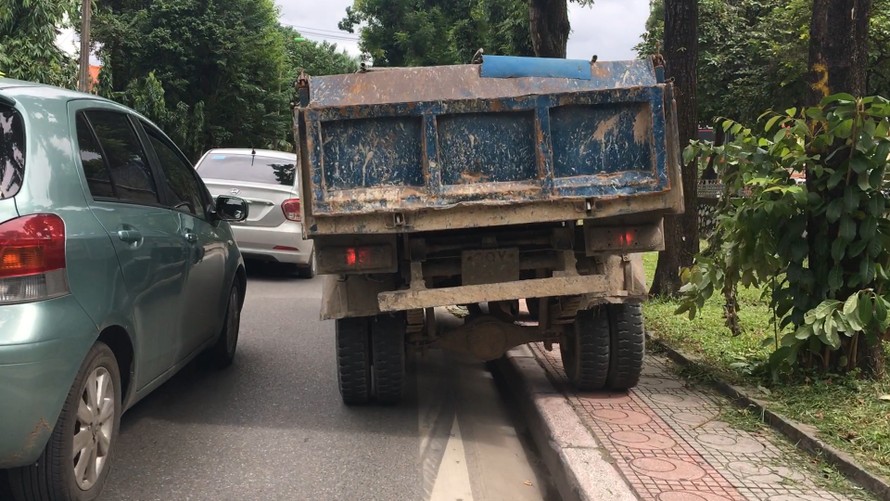 Hãi hùng chứng kiến xe tải làm 'xiếc' trên vỉa hè Hà Nội