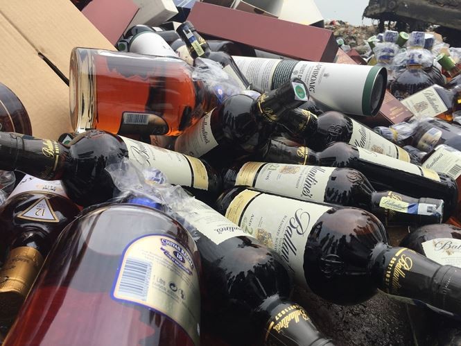 Hàng trăm tấn rượu giả bị tiêu hủy tại Hà Nội. Ảnh: Nguyễn Hoàn
