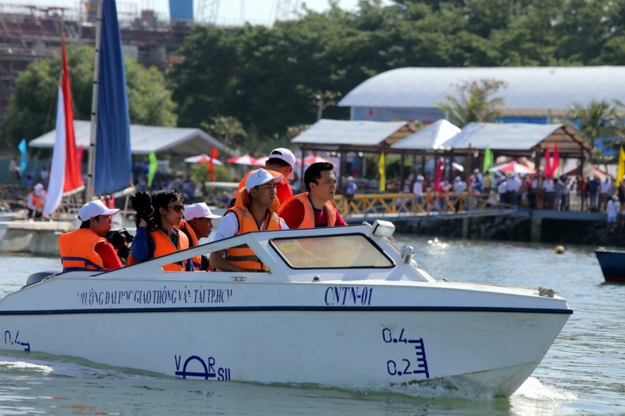 Người dân hào hứng xem đua thuyền ở vịnh Marina