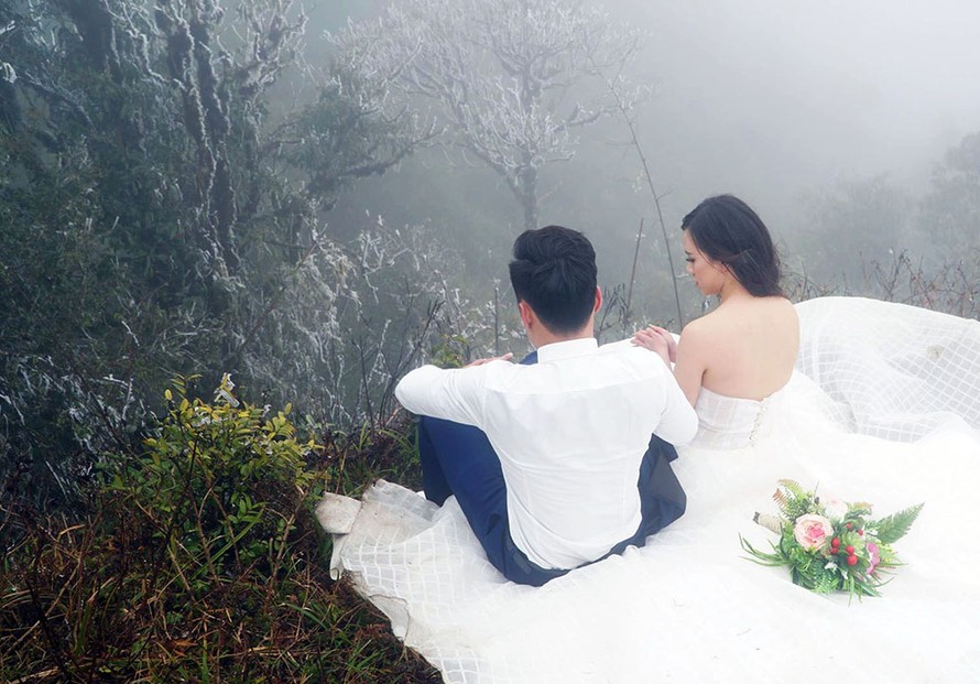 Cặp đôi chịu lạnh chụp ảnh cưới trong băng giá ở đỉnh Ô Quí Hồ