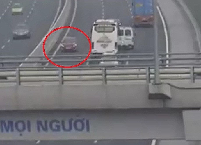 Hình ảnh ô tô di chuyển ngược chiều trên cao tốc Hà Nội - Hải Phòng.