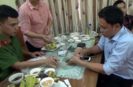 ông Lê Duy Phong bị bắt quả tang sau khi nhận 50 triệu đồng của DN vận tải.