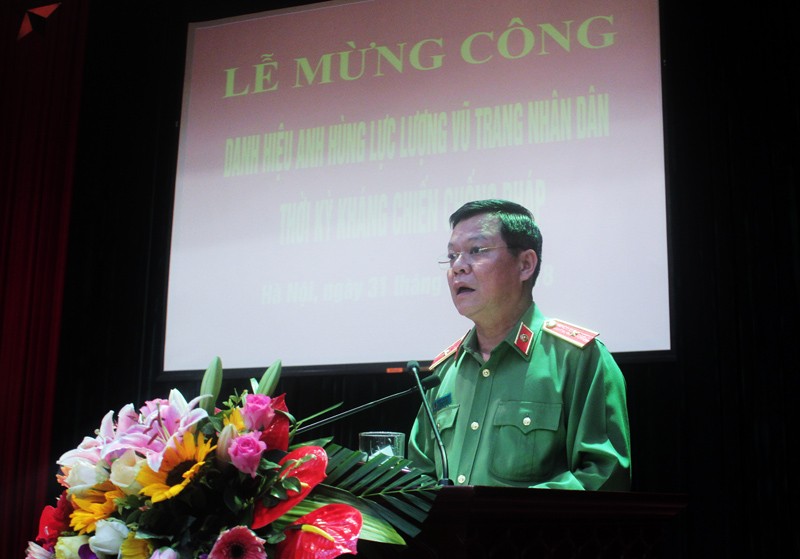 Phó Giám đốc Công an Hà Nội - Thiếu tướng Đào Thanh Hải phát biểu tại lễ mừng công.