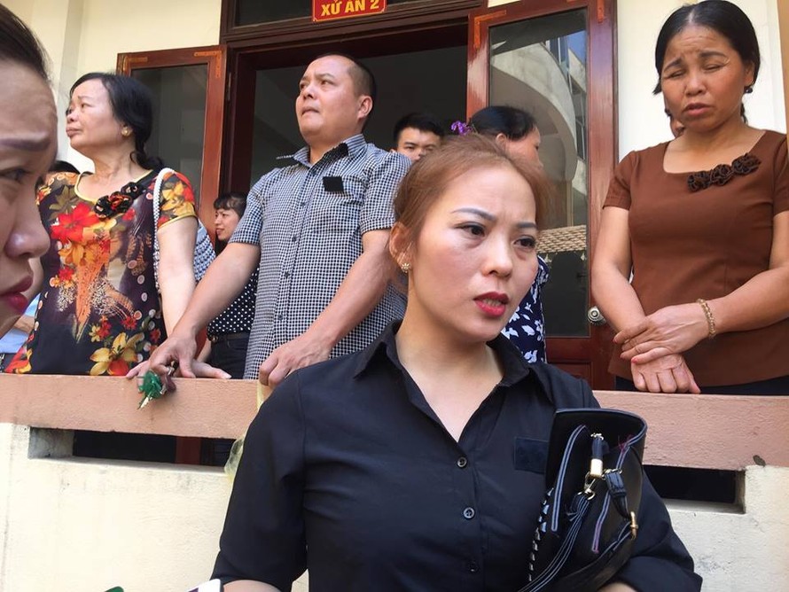 Ra về sau khi phiên tòa bị hoãn chị Nguyễn Thị Tuyết cho biết: "Bác sĩ Lương đã hết lòng cứu chữa các bệnh nhân"