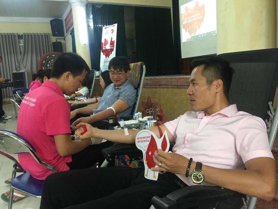 Nhóm cựu học sinh trở lại trường cấp 3 hiến máu cứu người ở Hà Nội