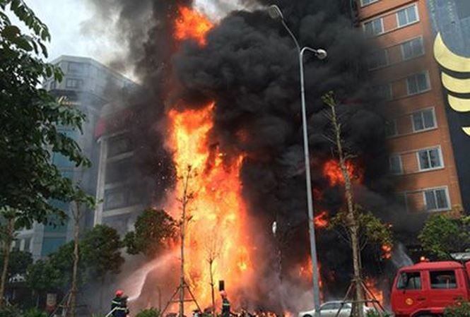 Hình ảnh cháy quán karaoke trên phố Trần Thái Tông khiến 13 người tử vong.