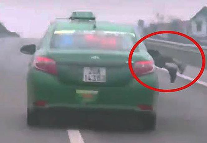 Hình ảnh cảnh sát bị tài xế taxi hất lên nắp capo trên cao tốc Hà Nội - Thái Nguyên.