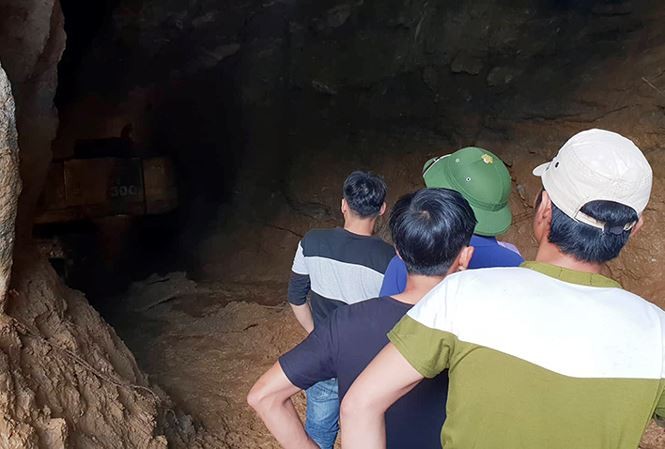 Người thân mong ngóng hai phu vàng kẹt trong mỏ trái phép Ảnh: Nguyễn Hoàn
