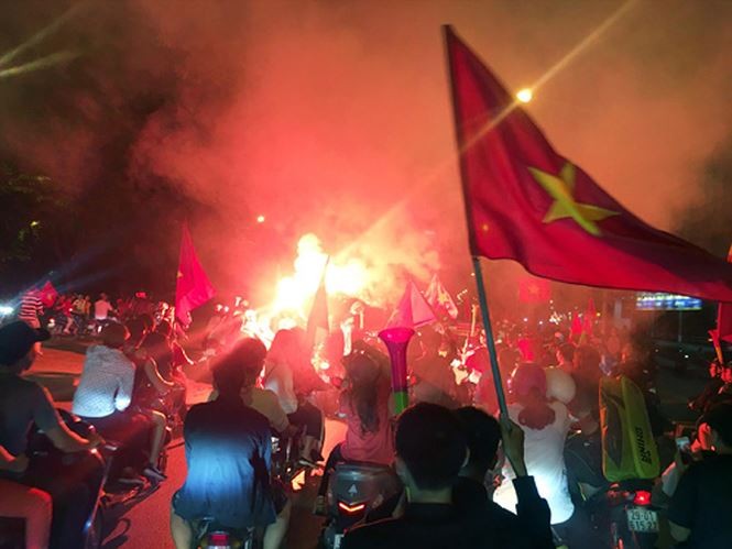 Nhiều CĐV cỗ vũ ăn mừng quá khích sau chiến thắng trận bán kết lượt về ở Hà Nội.