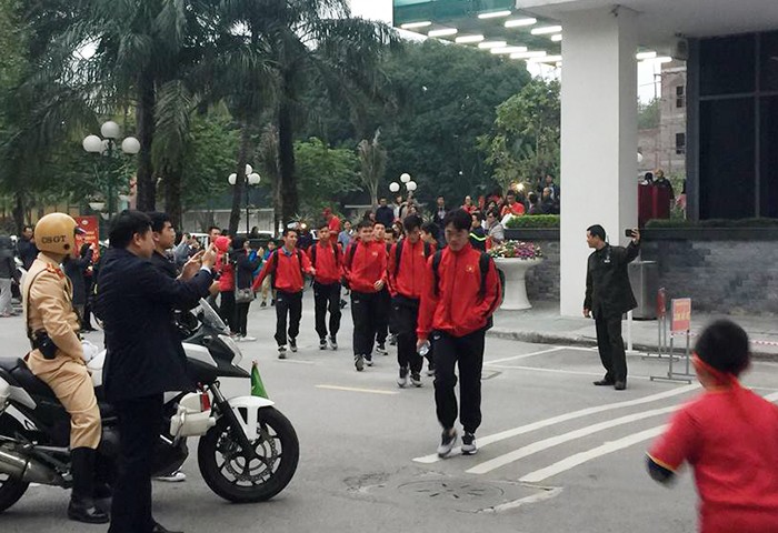 Cảnh sát dẫn đường cho tuyển Việt Nam tới 'chảo lửa' Mỹ Đình 