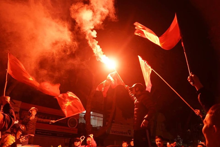 CĐV đốt pháo sáng ăn mừng ở Hà Nội sau khi Việt Nam thắng Jordan tối 20/1.