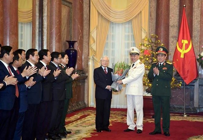 Tổng Bí thư, Chủ tịch nước Nguyễn Phú Trọng trao quyết định thăng hàm từ Thượng tướng lên Đại tướng đối với đồng chí Tô Lâm. Ảnh: Trọng Hải