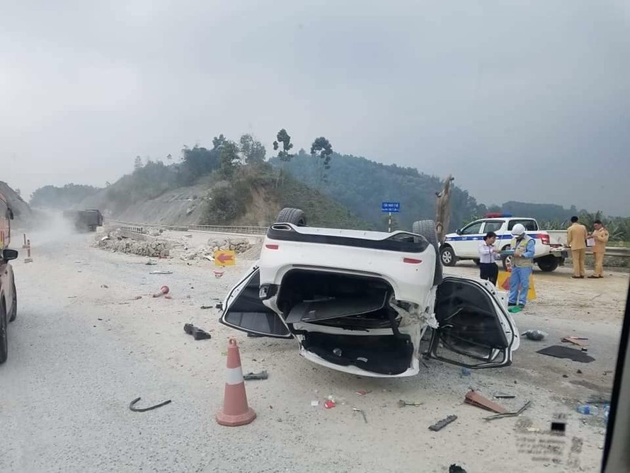 Xế hộp bất ngờ lật ngửa trên cao tốc Nội Bài - Lào Cai