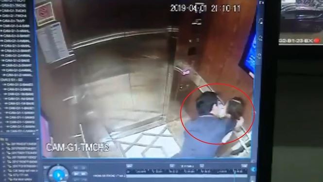 Hình ảnh người đàn ông dâm ô bé gái trong thang máy ở TP HCM. Ảnh: Cắt từ clip
