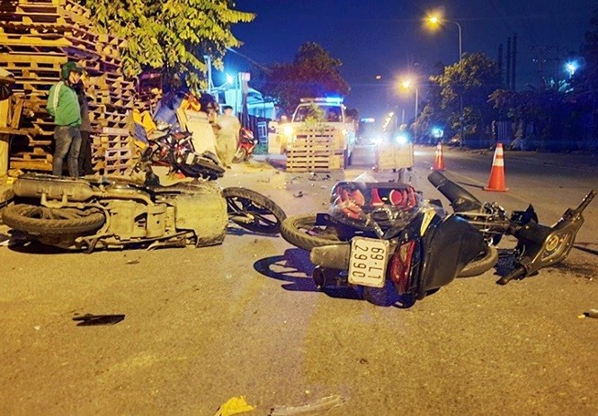 Hiện trường vụ tai nạn xảy ra rạng sáng 2/9 tại TX. Thuận An, tỉnh Bình Dương giữa 3 xe máy làm 5 người bị thương nặng.