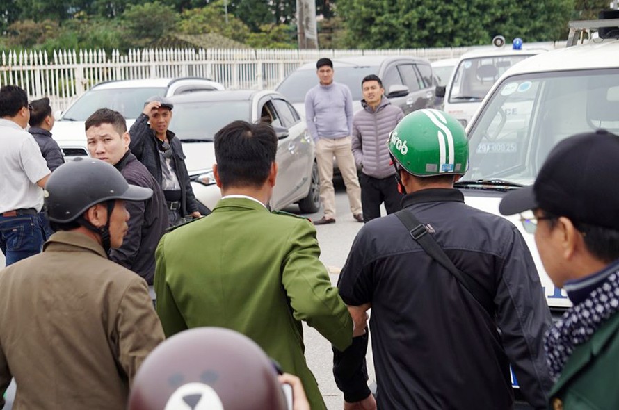 Cảnh sát mời người bán vé giả trước sân Mỹ Đình về trụ sở sáng 19/11.