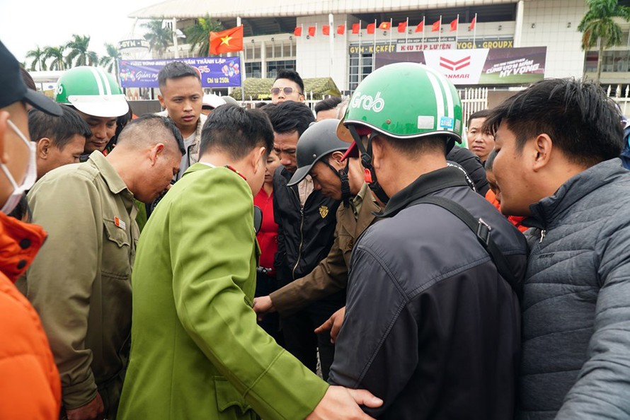 Cảnh sát bắt quả tang đối tượng bán vé giả trước sân Mỹ Đình trưa 19/11.
