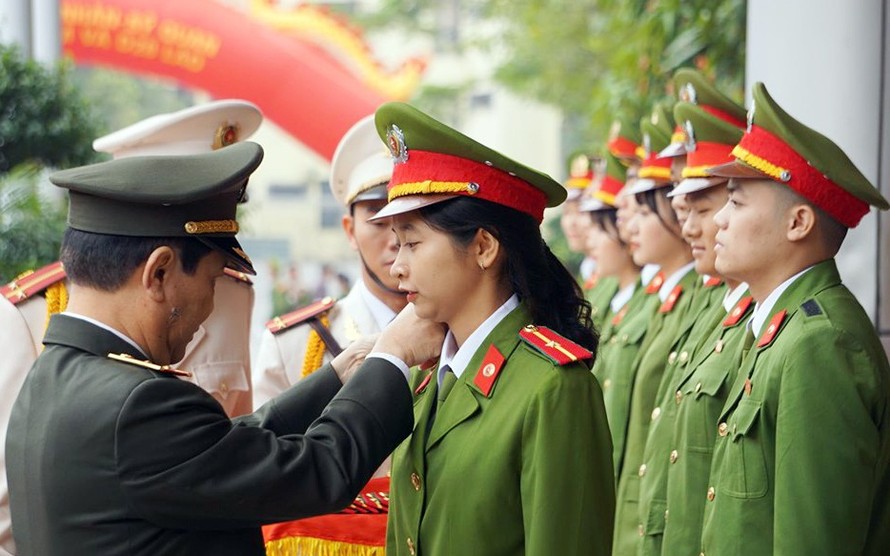 Thứ trưởng Nguyễn Văn Sơn gắn quân hàm cho tân sĩ quan Học viện Cảnh sát.
