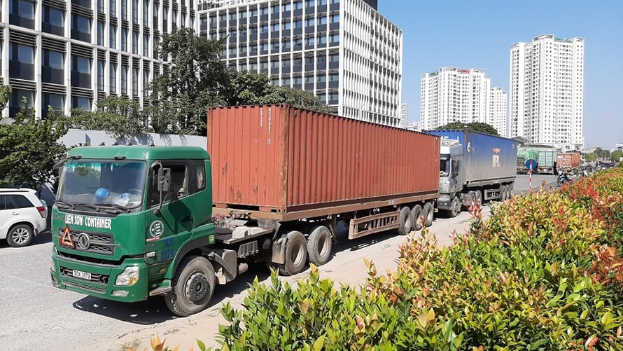 Xe tải "khủng" chứa hàng trăm bao nguyên liệu thuốc bắc, trọng lượng hàng chục tấn