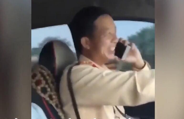 Nam cán bộ CSGT vừa lái xe vừa nghe điện thoại, không thắt dây an toàn ở Hà Nội.