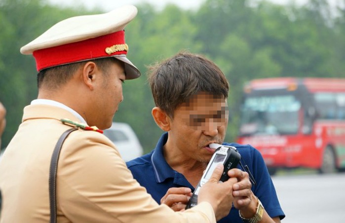 CSGT kiểm tra nồng độ cồn tài xế trên cao tốc Nội Bài - Lào Cai.