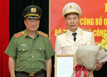Thiếu tướng Đỗ Văn Hoàng (bìa phải) thời điểm được bổ nhiệm giữ chức Chánh Thanh tra - Bộ Công an năm 2018.