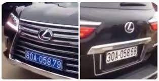 Hình ảnh chiếc Lexus mang hai biển xanh và trắng tại chùa Tam Chúc.