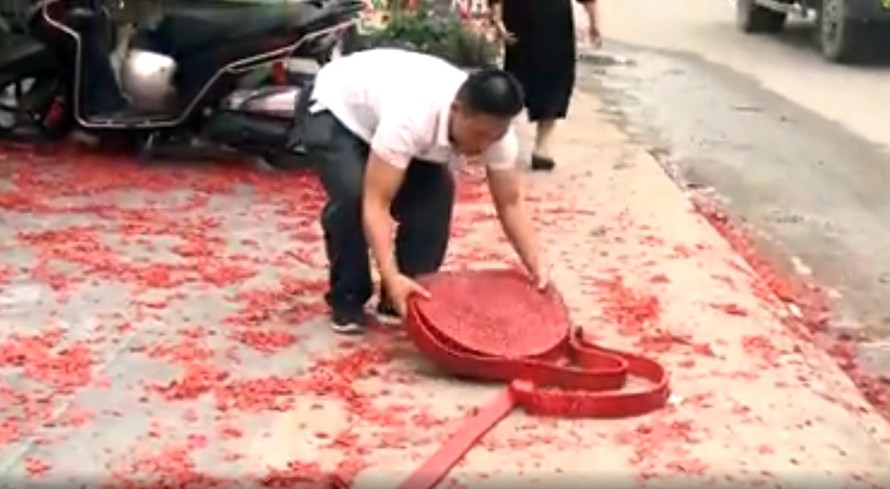 Vụ đốt pháo đỏ đường trong đám cưới ở Hà Nội: Chủ nhà là doanh nhân?