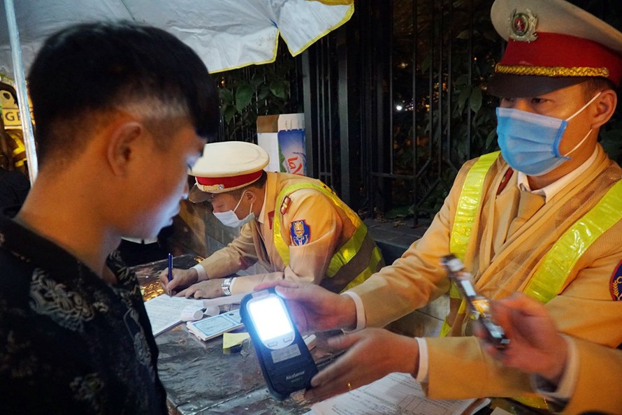 CSGT kiểm tra, thông báo kết quả tài xế vi phạm nồng độ cồn ở Hà Nội.