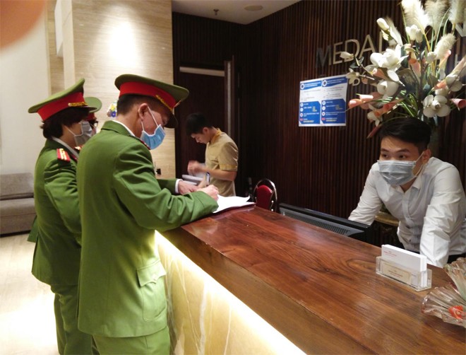 Hàng nghìn du khách nước ngoài, người Việt nhập cảnh trong tháng 3
