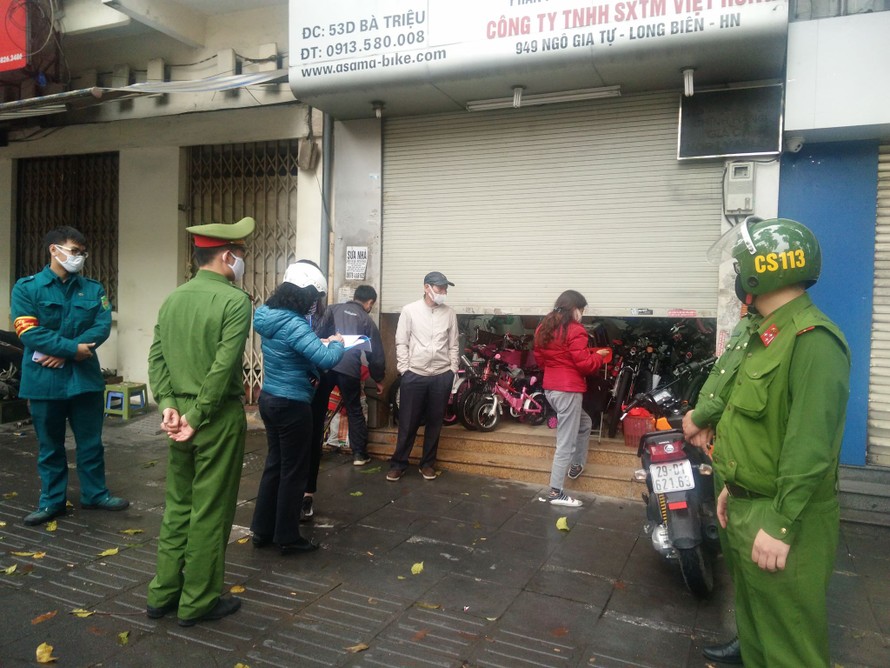 Cảnh sát lập biên bản cửa hàng kinh doanh vi phạm trên phố Bà Triệu.