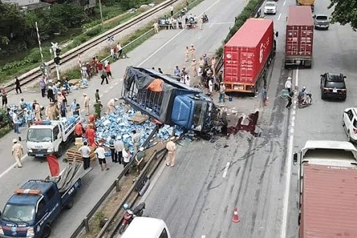 Tai nạn giao thông ở Việt Nam mỗi năm khiến gần 10.000 tử vong.