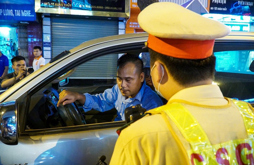Uống 20 cốc bia khi chờ sếp, tài xế ở Hà Nội bị phạt hàng chục triệu đồng
